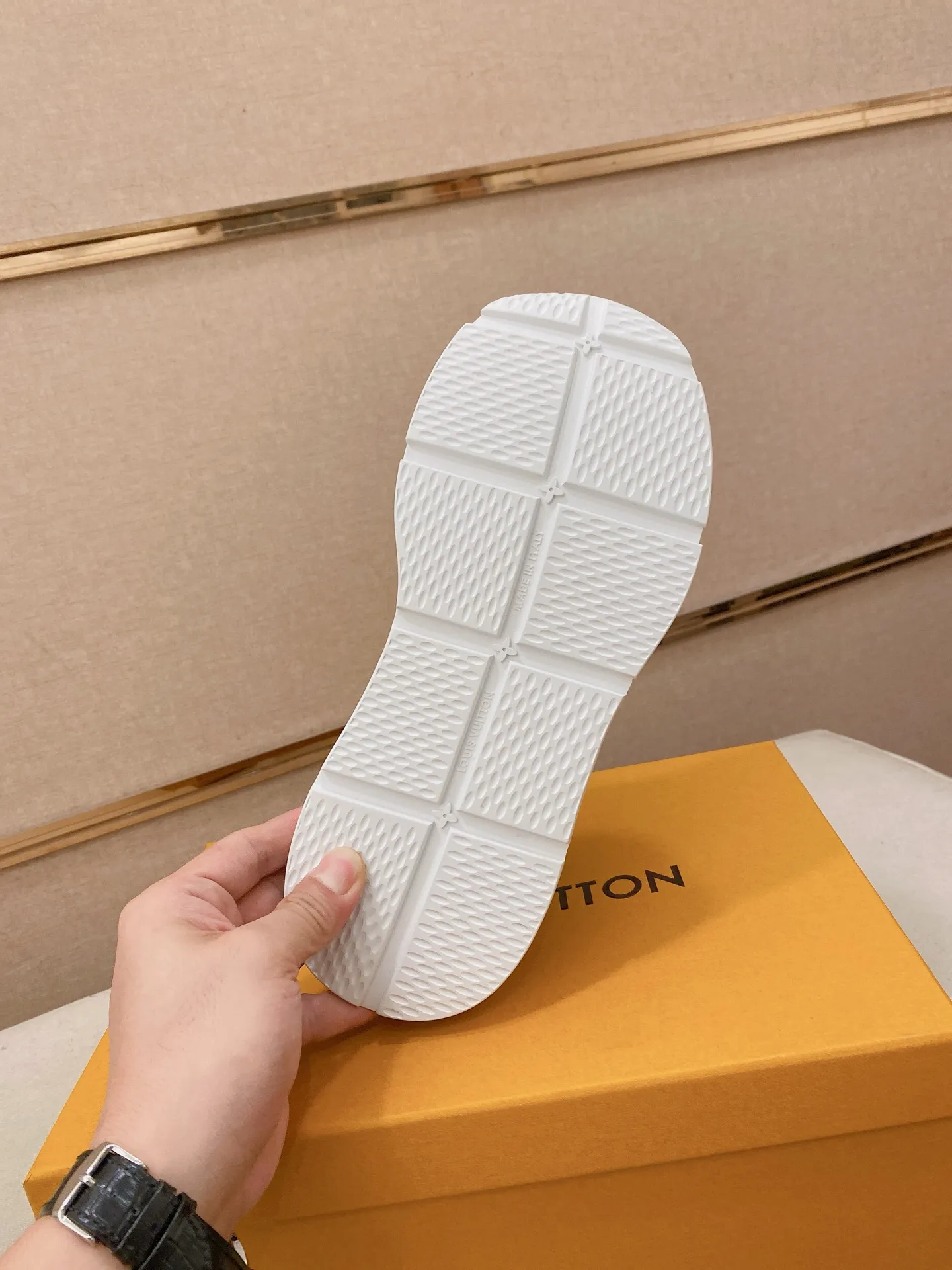 Men's shoes💰 462💰louis vuitton (Louis Vuitton/lv)🔍🔍The new counters are on sale at the same time. The uppers are imported from Italy. ️Re-engraved🇮🇹💪💪, ⚠Sole: The original sole is specially provided by the original factory, the exclusive movable molded sole is super comfortable, ⚠Original factory follow-up goods, 🔍🔍high quality, you can go in and out of the counter at will, welcome to compare⚠. Code number: 38-44 (45/46 customized, non-refundable)